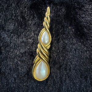 Elegant Gold and Pearl Drop Pendant